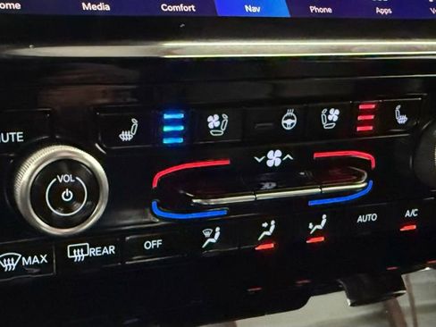 Used 2022 Jeep Grand Cherokee L Overland w/ Advanced Protech Group III image 37