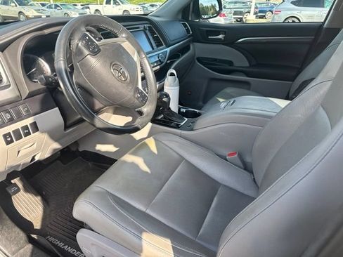 Used 2017 Toyota Highlander Limited AWD/4WD image 4