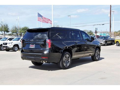 Used 2025 Chevrolet Suburban Z71 image 5