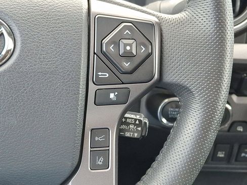 Used 2018 Toyota Tacoma TRD Sport AWD/4WD image 23