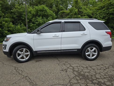 Used 2016 Ford Explorer XLT w/ Equipment Group 201A AWD/4WD image 13