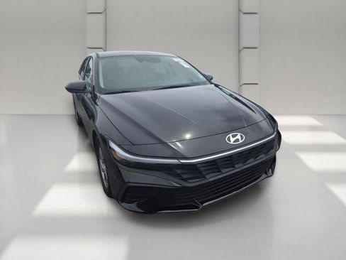 Used 2025 Hyundai Elantra SE FWD image 3