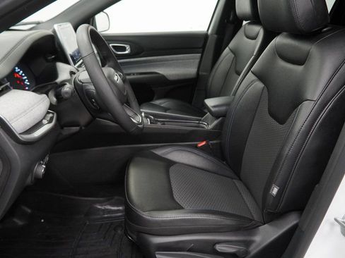 Certified 2025 Jeep Compass Latitude image 17