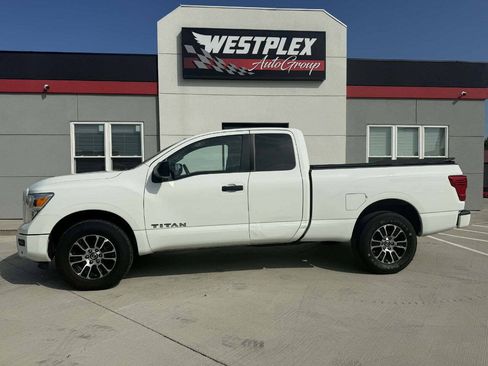 Used 2022 Nissan Titan SV AWD/4WD image 3
