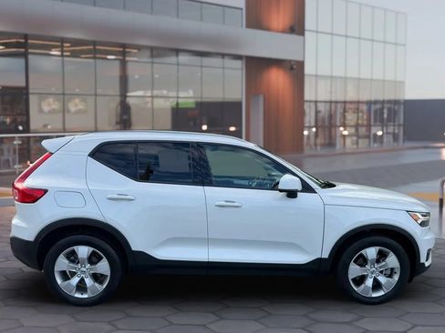 Used 2021 Volvo XC40 T4 Momentum FWD image 5