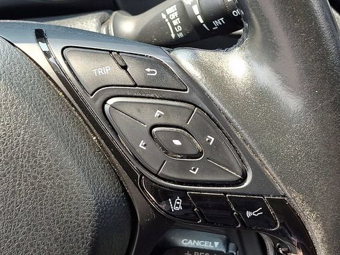 Used 2022 Toyota C-HR XLE FWD image 21