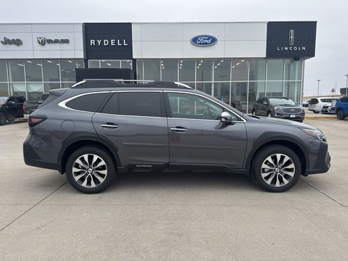 Used 2025 Subaru Outback Touring AWD/4WD image 2