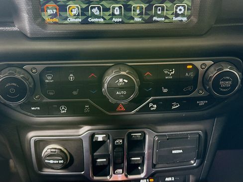 Used 2018 Jeep Wrangler Unlimited Sahara AWD/4WD image 17