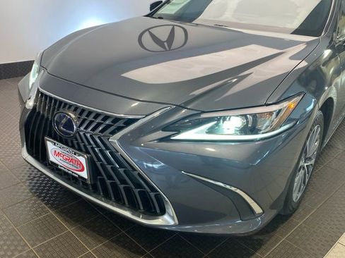 Used 2022 Lexus ES 300h w/ Accessory Package 2 FWD image 7