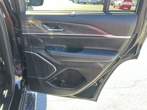 Used 2022 Jeep Grand Cherokee Limited w/ Luxury Tech Group II image 31