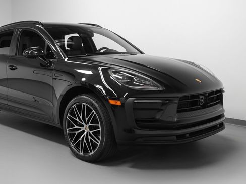 Certified 2024 Porsche Macan AWD/4WD image 9