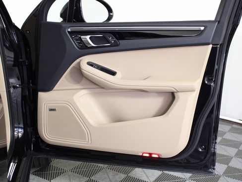 Used 2025 Porsche Macan image 37