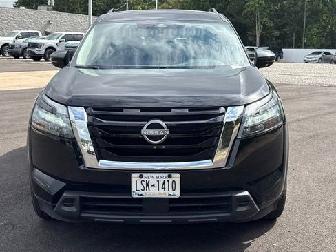 Used 2025 Nissan Pathfinder SV AWD/4WD image 2