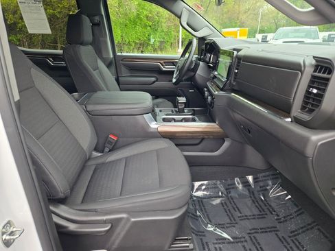Used 2025 Chevrolet Silverado 1500 LT Trail Boss w/ Convenience Package II AWD/4WD image 7