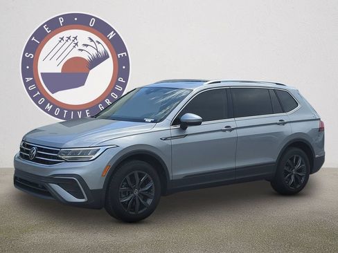 Certified 2023 Volkswagen Tiguan SE w/ Panoramic Sunroof Package FWD image 2
