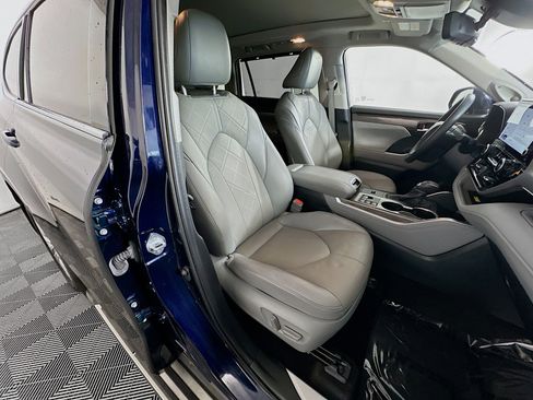 Used 2024 Toyota Highlander Platinum FWD image 27