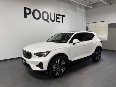 Used 2023 Volvo XC40 B5 Plus w/ Climate Package AWD/4WD image 2