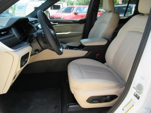 Certified 2025 Jeep Grand Cherokee Limited w/ Luxury Tech Group II AWD/4WD image 19