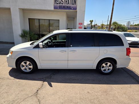 Used 2011 Dodge Grand Caravan Crew FWD image 2