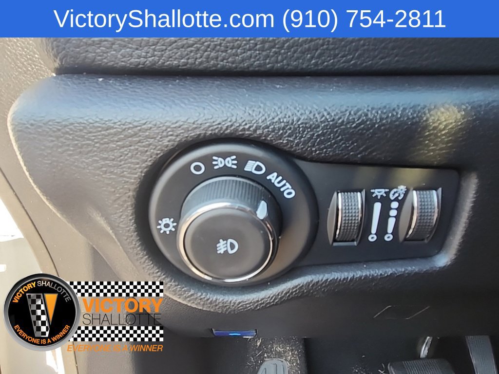 Used 2025 Chrysler Pacifica Limited FWD image 15