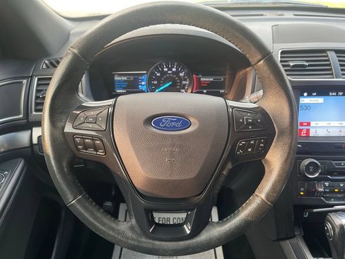 Used 2018 Ford Explorer XLT w/ Equipment Group 202A AWD/4WD image 31