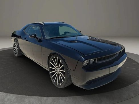 Used 2014 Dodge Challenger SXT RWD image 1
