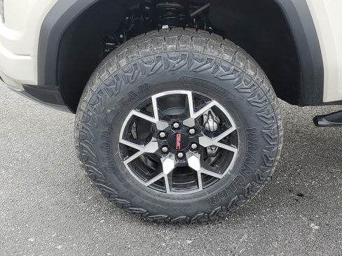 New 2026 GMC Canyon AT4X w/ LPO, Black Badging Package AWD/4WD image 10