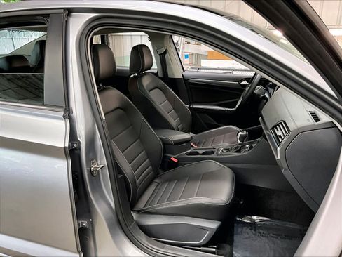 Used 2024 Volkswagen Jetta SE FWD image 9