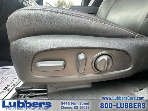 Used 2023 Chevrolet Traverse LT FWD image 11