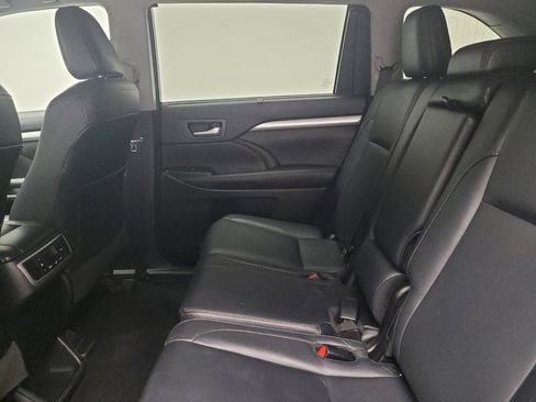 Used 2018 Toyota Highlander XLE image 18