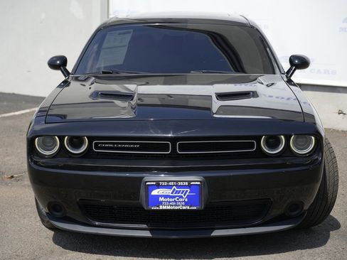 Used 2015 Dodge Challenger SXT image 5