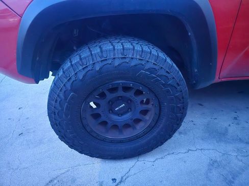 Used 2017 Toyota Tacoma TRD Off-Road image 16