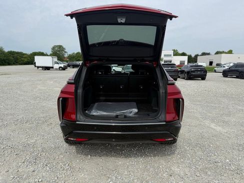 Used 2025 Cadillac Lyriq Luxury w/ LPO, Floor Liner Package AWD/4WD image 13