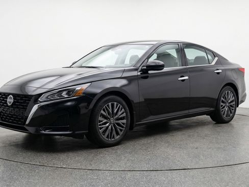 Used 2025 Nissan Altima 2.5 SV FWD image 3