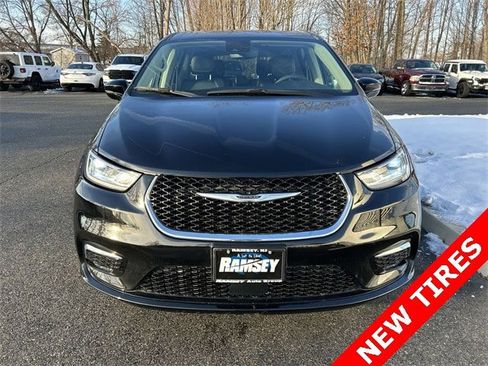 Certified 2024 Chrysler Pacifica Touring-L image 3