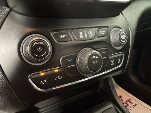 Used 2019 Jeep Cherokee Latitude w/ Popular Appearance Group image 20