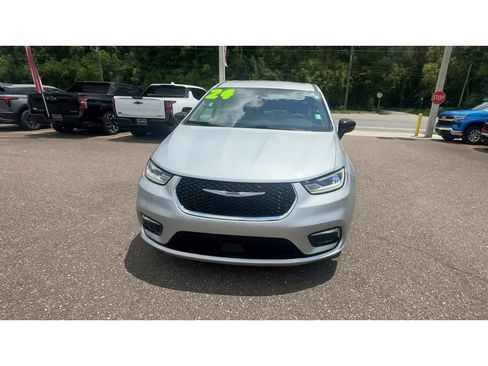 Used 2024 Chrysler Pacifica Touring-L FWD image 7