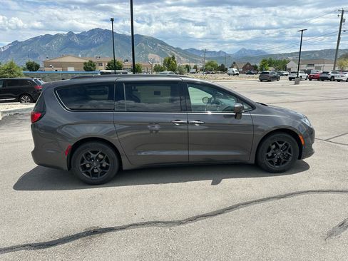 Used 2019 Chrysler Pacifica Touring-L Plus w/ S Appearance Package FWD image 2