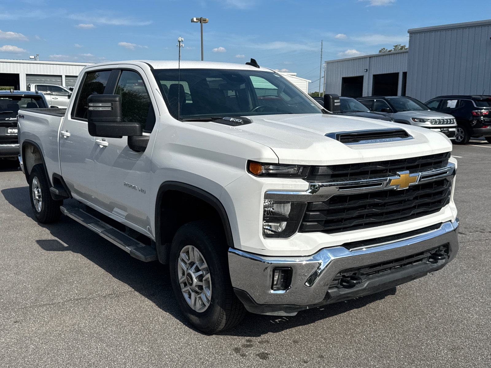Used 2025 Chevrolet Silverado 2500 LT w/ Convenience Package AWD/4WD image 3