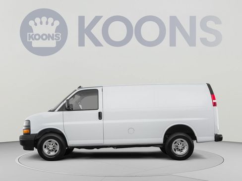 Used 2022 Chevrolet Express 2500 w/ Driver Convenience Package RWD image 2
