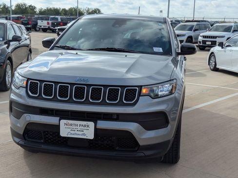 Used 2023 Jeep Compass Sport image 7