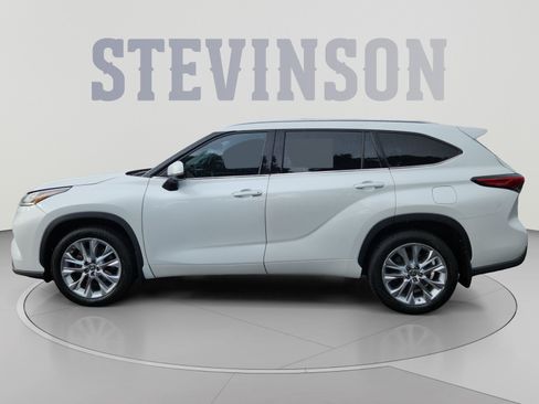 Used 2022 Toyota Highlander Limited AWD/4WD image 2