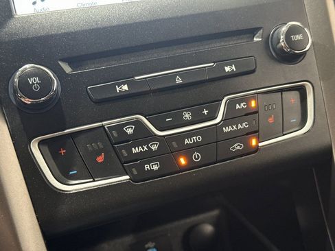 Used 2018 Ford Fusion SE w/ Fusion SE Technology Package image 34