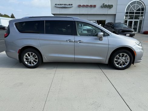 Used 2021 Chrysler Pacifica Touring-L w/ Premium & Safety Sphere Group AWD/4WD image 9