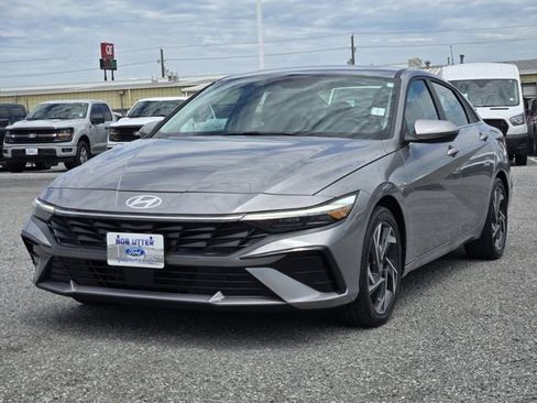 Used 2025 Hyundai Elantra Limited FWD image 3