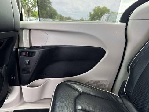 Used 2023 Chrysler Pacifica Limited image 14