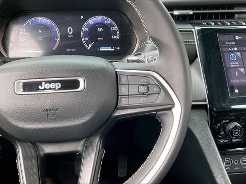 Used 2023 Jeep Grand Cherokee Laredo AWD/4WD image 17