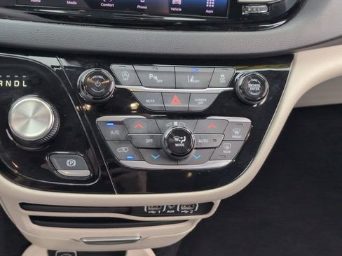 Used 2023 Chrysler Pacifica Touring-L FWD image 15