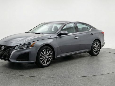 Used 2025 Nissan Altima 2.5 SV image 3