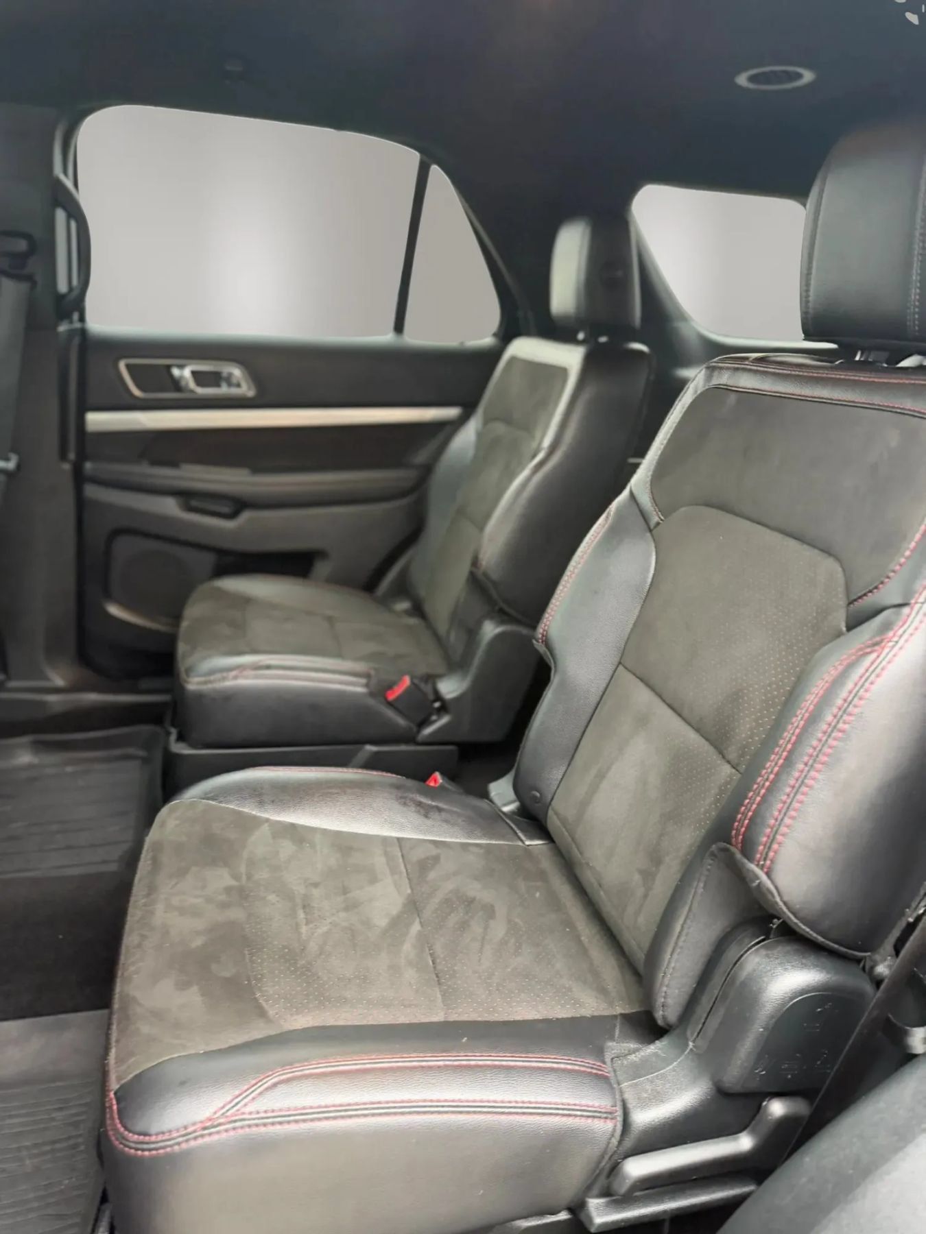 Used 2018 Ford Explorer XLT w/ Equipment Group 202A AWD/4WD image 10